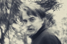 Λάκης Παπαστάθης. Γενικό πλάνο: Το κείμενο του δημοσιογράφου Παύλου Τσίμα από την έκδοση του Μουσείου Μπενάκη για την πολυσχιδή καλλιτεχνική προσωπικότητα του σκηνοθέτη.