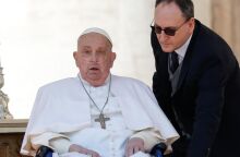 Ιταλία: Ο πάπας Φραγκίσκος χαιρέτησε τους πιστούς στην πλατεία του Αγίου Πέτρου - Συνεχίζει να κάνει χρήση οξυγόνου εξαιτίας των προβλημάτων υγείας