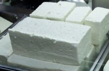 Δασμοί Τραμπ: Η φέτα κινδυνεύει, οι παραγωγοί προειδοποιούν