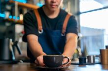 Η επιστήμη πίσω από τον δυνατό καφέ: Το «φαινόμενο χιονοστιβάδας» και πώς η ροή νερού από μεγαλύτερο ύψος και με σταθερό ρυθμό ενισχύει την εκχύλιση 