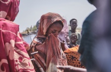 Γυναίκα πρόσφυγας και παιδιά στο Νότιο Σουδάν