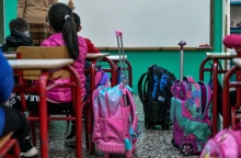 Μαθητές με σχολείο με τις τσάντες τους ακουμπησμένες στο πάτωμα