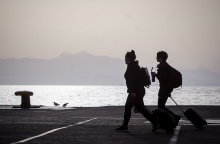 Πολίτες με βαλίτσες σε λιμάνι