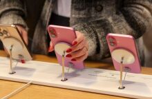 Explainer: Οι δασμοί του Τραμπ στην Κίνα μπορεί να εκτοξεύσουν την τιμή των iPhone στις ΗΠΑ και ίσως παγκοσμίως - Πόσο ευάλωτοι είναι Apple και καταναλωτές