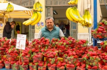 Οι τελευταίοι υπαίθριοι «φρουτάδες» της Αθήνας