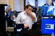 Στο «κόκκινο» και πάλι η Wall Street: Πέφτει η τιμή του πετρελαίου, υποχωρεί το δολάριο έναντι του ευρώ