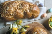 Τσουρέκια, αυγά, λαμπάδες, όλα όσα θες για το Πάσχα