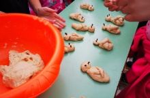 Παιδιά φτιάχνουν λαζαράκια