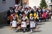 Κυρίες και κοριτσάκια ντυμένες Λαζαρίνες το Σάββατο του Λαζάρου