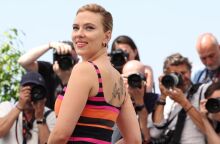 78ο Φεστιβάλ Καννών: Η Σκάρλετ Γιόχανσον στην οθόνη και πίσω από την κάμερα - Πρωταγωνιστεί στη νέα ταινία του Γουές Άντερσον και κάνει σκηνοθετικό ντεμπούτο