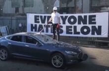 Καλλιτεχνική διαμαρτυρία στο Λονδίνο: Ακτιβιστές έσπασαν Tesla για να καταγγείλουν την ανισότητα και τις πολιτικές του Έλον Μασκ.