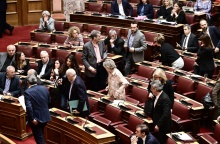 Βουλευτές του ΣΥΡΙΖΑ αποχωρούν από την αίθουσα της Ολομέλειας 