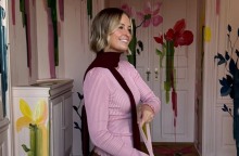 ξανθιά κοπέλα με καρέ μαλλιά που φοράει ροζ μπλούζα και χαμογελάει 