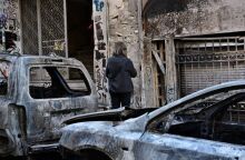 Εξάρχεια: Εικόνες καταστροφής μετά τα σοβαρά επεισόδια - Αυτοκίνητα έγιναν στάχτη - 72 προσαγωγές