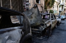Κατεστραμμένα οχήματα μετά τα επεισόδια στα Εξάρχεια