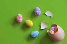 Βαμμένα πολύχρωμα αυγά για το Πάσχα 