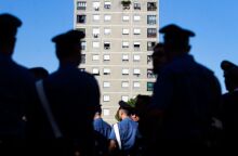 Η ιταλική αστυνομία συνέλαβε 24 ύποπτους μαφιόζους για κύκλωμα «προστασίας» στη Νάπολη - Κατηγορίες για ναρκωτικά, όπλα και εκβιαστικά τέλη στάθμευσης