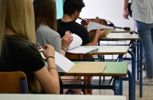 Μαθητές καθισμένοι στα θρανία τους