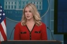 Made in China το φόρεμα της Καρολάιν Λέβιτ - Η εκπρόσωπος του Λευκού Οίκου έγινε viral για ένα λόγο που σίγουρα δε θα ήθελε