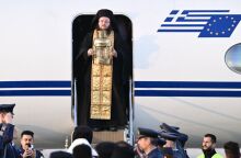 Το Άγιο Φως έφτασε από τα Ιεροσόλυμα στην Ελλάδα - Εικόνες από το αεροδρόμιο