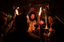 Μεταλαμπαδεύεται το Άγιο Φως	