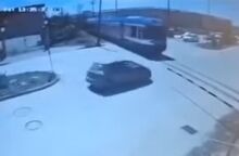 Πάτρα: Βίντεο από την σύγκρουση του Προαστιακού με το ΙΧ - «Παρά τρίχα» γλίτωσε η οδηγός 