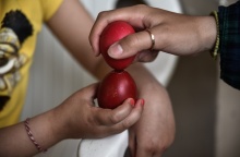 Γιατί σήμερα τσουγκρίζουμε τα πασχαλινά αυγά