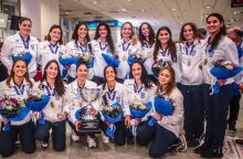 Η Εθνική Πόλο Γυναικών έγραψε ιστορία στην Κίνα και εν μέσω αποθέωσης επέστρεψε στην Ελλάδα - Δείτε φωτογραφίες και βίντεο από την άφιξη