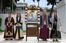 Η εικόνα του Αγίου Γεωργίου με άτομα με φορεσιές δίπλα του