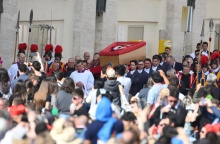 Η πομπή με τη σορό του Πάπα Φραγκίσκου