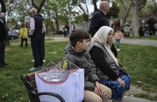 Πολίτες στους δρόμους της Τουρκίας μετά τον πολύ ισχυρό σεισμό