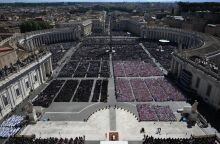 Ξένοι ηγέτες και πλήθος πιστών στη Ρώμη για την κηδεία του Πάπα Φραγκίσκου, υπό δρακόντεια μέτρα ασφαλείας - Ποιοι βρέθηκαν στις θέσεις των επισήμων 