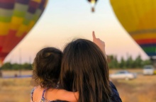 Μητέρα με παιδί στην αγκαλιά του