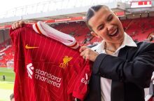 Μίλι Μπόμπι Μπράουν: Η σταρ του Stranger Things βρέθηκε στο Άνφιλντ για να δει την αγαπημένη της Λίβερπουλ να κατακτά τον τίτλο της Premier League
