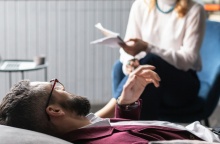 Άνδρας ξαπλωμένος κατά τη διάρκεια ψυχοθεραπείας