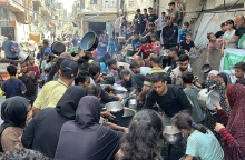 Πολίτες με κατσαρολάκια και μπολ ζητούν φαγητό σε πλατεία στη Γάζα