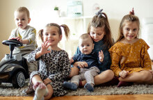 Η πτώση των γεννήσεων τρομάζει νομοθέτες και σχολιαστές