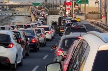 Αυτοκίνητα κολλημένα στην κίνηση