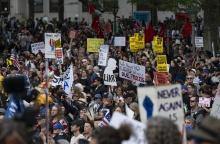 Διαδηλωτές στους δρόμους κατά των πολιτών Τραμπ