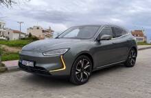 Αυτό είναι το Seres 5 που διακρίνεται για τις ελληνικές σχεδιαστικές παραπομπές του