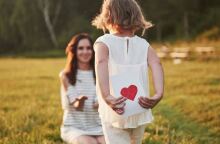 Πότε πέφτει η Γιορτή της Μητέρας 2025