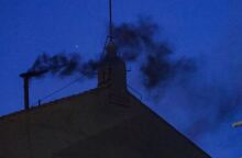 Ξανά μαύρος καπνός από την Καπέλα Σιξτίνα - Δεν εκλέχθηκε νέος Πάπας