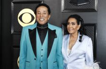 Ο Σμόκι Ρόμπινσον αρνείται κατηγορίες για σεξουαλική επίθεση και παραβιάσεις εργασιακών δικαιωμάτων από τέσσερις πρώην οικιακές βοηθούς του