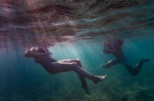 Ανθή Κόλλια: Μέσα στο νερό, όλα μαλακώνουν. Οι άνθρωποι δεν ποζάρουν, απλώς υπάρχουν