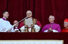 Ο νέος Πάπας Λέων ΙΔ’, πρώτος Αμερικανός στην ιστορία, παίζει Wordle και βλέπει ταινίες, σύμφωνα με τον αδελφό του - H ανθρώπινη πλευρά του