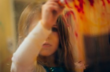 Κοριτσάκι γράφει με μαρκαδόρο σε καθρέφτη - Το χέρι της κρύβει το πρόσωπό της