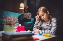 Παιδί που κρατά το κεφάλι του ενώ κάνει τις ασκήσεις του