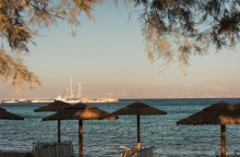 Ομπρέλες σε παραλία στην Πάρο