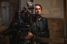 Νυχτερινός Εκφωνητής: H ταινία του Ρένου Χαραλαμπίδη επιστρέφει στα θερινά σινεμά – Το νέο backstage video