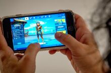 Το Fortnite μη διαθέσιμο σε iPhone παγκοσμίως - Κλιμακώνεται η διαμάχη με την Epic Games για τις πληρωμές και την κυκλοφορία του βιντεοπαιχνιδιού.